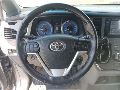 Used 2016 Toyota Sienna XLE FWD image 22
