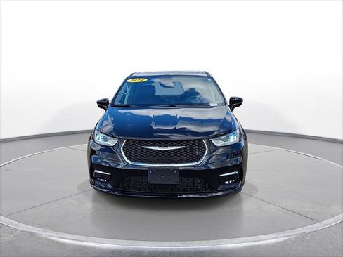 Used 2024 Chrysler Pacifica Touring-L image 3