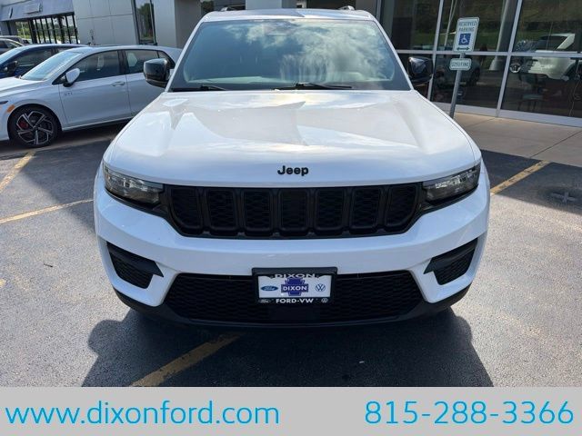Used 2024 Jeep Grand Cherokee Altitude AWD/4WD image 2