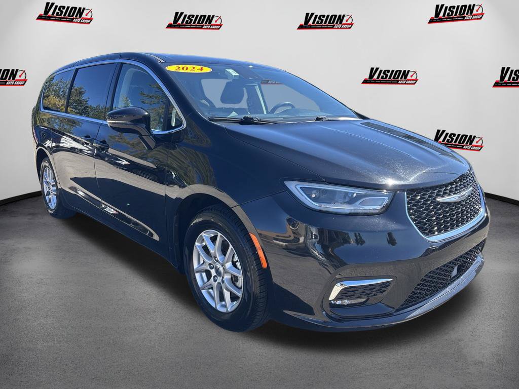 Used 2024 Chrysler Pacifica Touring-L FWD image 3