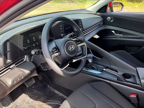 Used 2025 Hyundai Elantra SE FWD image 18