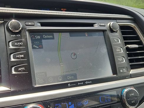 Used 2018 Toyota Highlander XLE AWD/4WD image 18