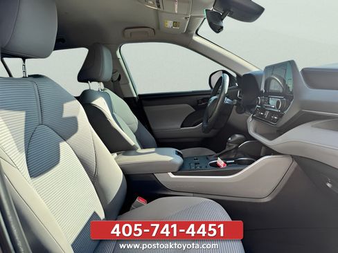 Used 2023 Toyota Highlander LE FWD image 35