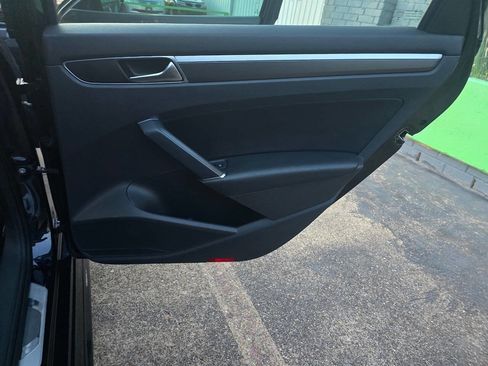 Used 2018 Volkswagen Passat 2.0T R-Line image 17