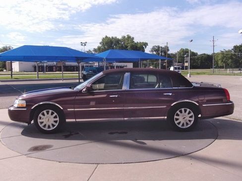 Used 2006 Lincoln Town Car Executive L image 9