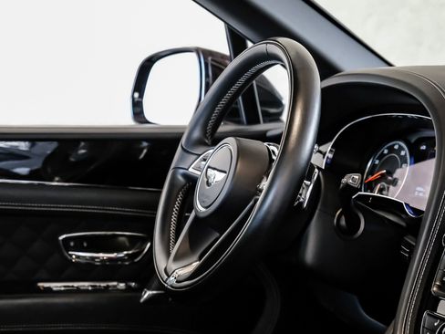 Used 2017 Bentley Bentayga image 12