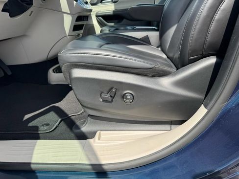 Used 2023 Chrysler Pacifica Touring-L FWD image 14
