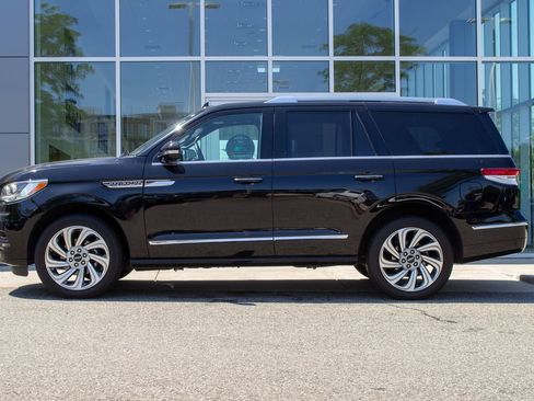 Used 2024 Lincoln Navigator Reserve AWD/4WD image 7