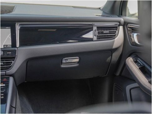 Certified 2025 Porsche Macan image 32