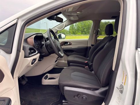 Used 2022 Chrysler Voyager LX FWD image 2