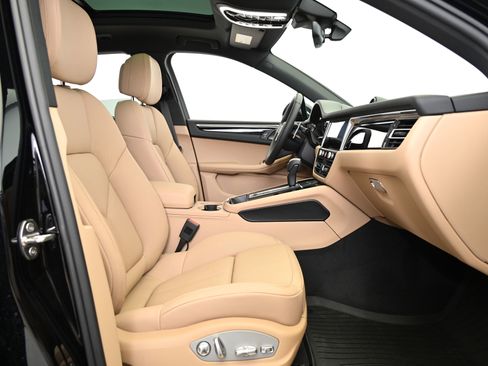 Used 2025 Porsche Macan image 28