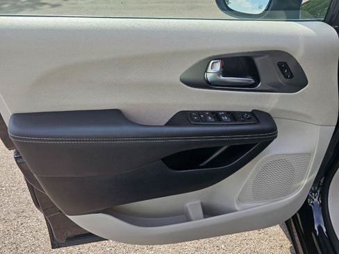 Used 2023 Chrysler Pacifica Touring-L FWD image 24