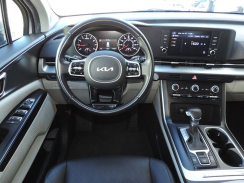 Used 2022 Kia Carnival LX image 17