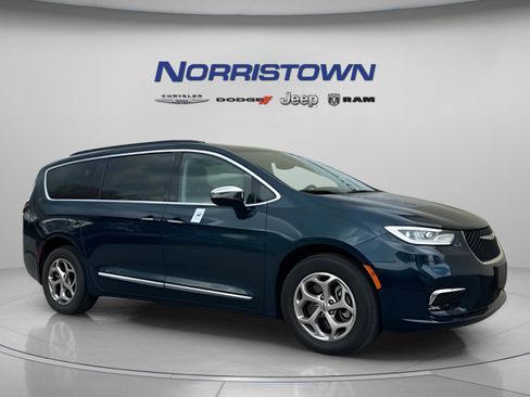 Used 2023 Chrysler Pacifica Limited AWD/4WD image 1