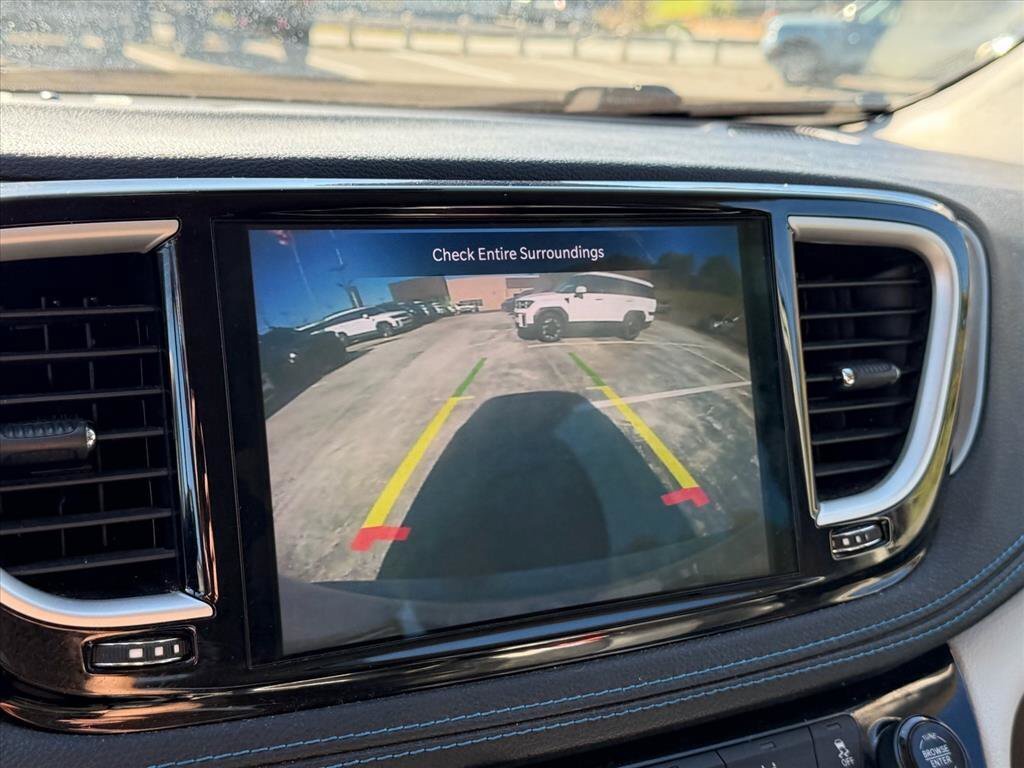 Used 2021 Chrysler Pacifica Touring-L FWD image 25