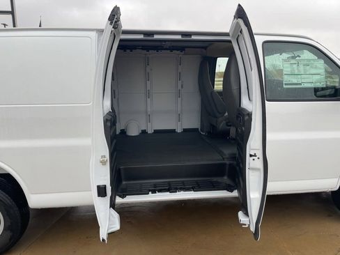 New 2025 GMC Savana 3500 Extended w/ Driver Convenience Package image 25