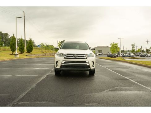 Used 2017 Toyota Highlander Limited Platinum AWD/4WD image 2