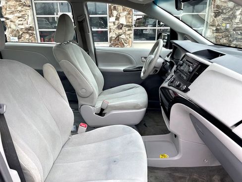 Used 2012 Toyota Sienna w/ Towing Pkg image 14