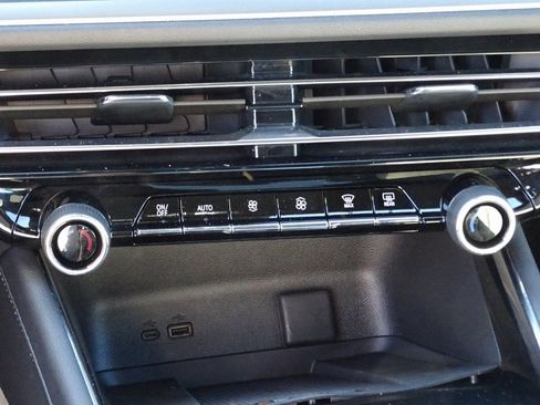 Used 2025 Chevrolet Traverse LT image 26