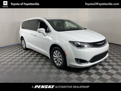 Used 2018 Chrysler Pacifica Touring Plus image 18