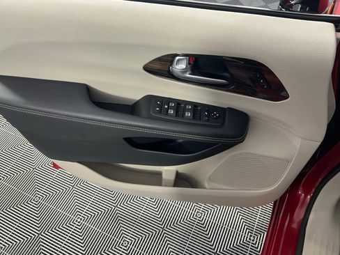 Certified 2024 Chrysler Pacifica Limited image 24