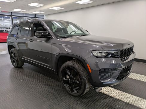 Used 2024 Jeep Grand Cherokee Altitude image 3