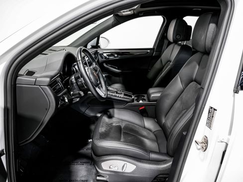 Used 2021 Porsche Macan S w/ Premium Package image 21