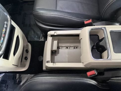 Used 2015 Chrysler Town & Country Touring FWD image 33