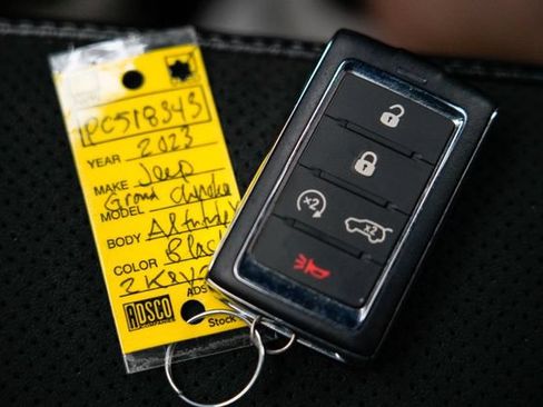Used 2023 Jeep Grand Cherokee Altitude AWD/4WD image 35