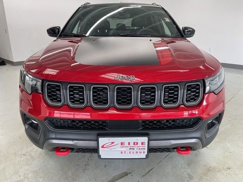 Used 2025 Jeep Compass Trailhawk AWD/4WD image 3