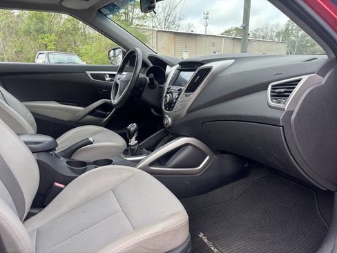 Used 2013 Hyundai Veloster w/ Style Pkg image 24