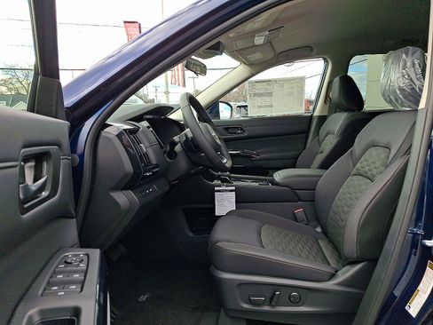New 2025 Nissan Pathfinder SV image 9