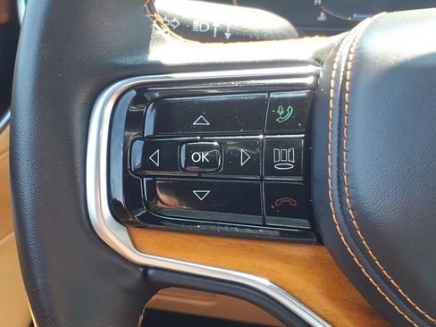 Used 2022 Jeep Grand Wagoneer Series III AWD/4WD image 11