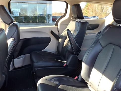 Used 2024 Chrysler Pacifica Select image 8