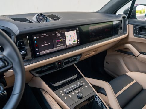 Certified 2025 Porsche Cayenne GTS AWD/4WD image 17