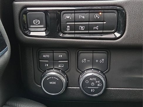 Used 2025 GMC Yukon Denali AWD/4WD image 21