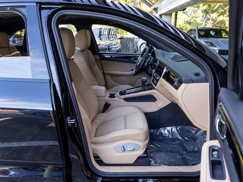 Certified 2025 Porsche Macan image 54