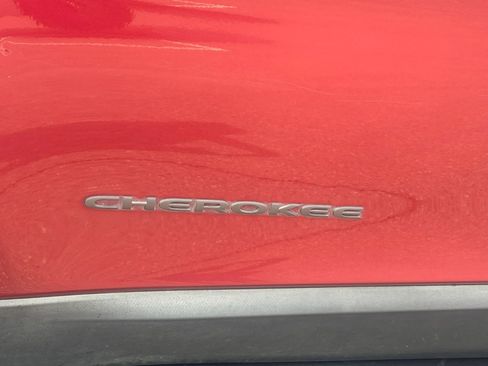 Used 2017 Jeep Cherokee Trailhawk AWD/4WD image 7