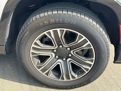 Used 2024 Jeep Wagoneer Series II w/ Flexible Seating Group image 12