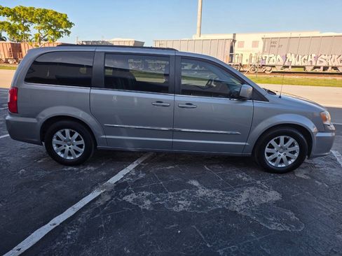 Used 2016 Chrysler Town & Country Touring FWD image 7