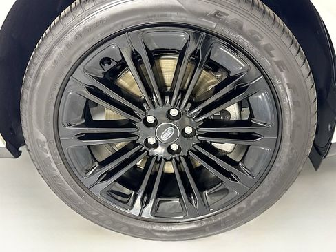 Certified 2025 Land Rover Range Rover Evoque Dynamic SE AWD/4WD image 32