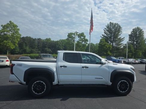 Used 2024 Toyota Tacoma TRD Off-Road AWD/4WD image 9