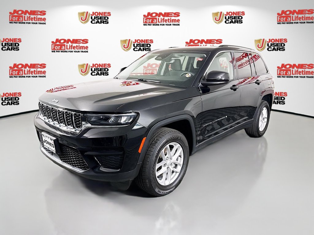 Used 2023 Jeep Grand Cherokee Laredo AWD/4WD image 11