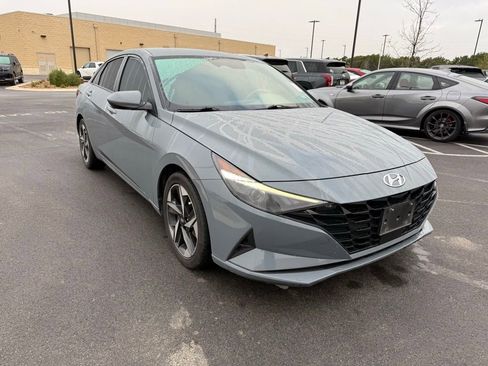 Certified 2023 Hyundai Elantra SEL w/ Convenience Package image 3