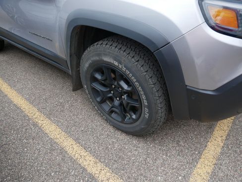 Used 2019 Jeep Cherokee Trailhawk AWD/4WD image 5