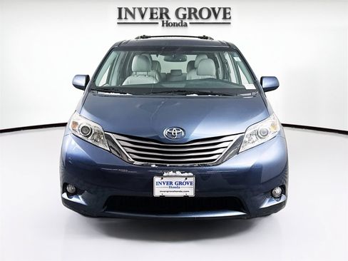 Used 2017 Toyota Sienna XLE image 2