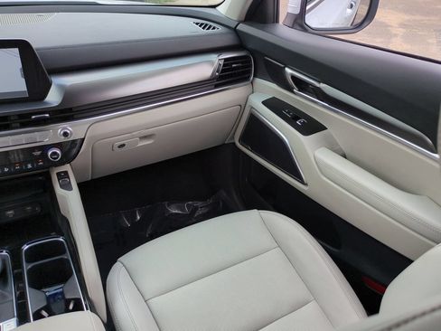 Certified 2025 Kia Telluride S FWD image 17