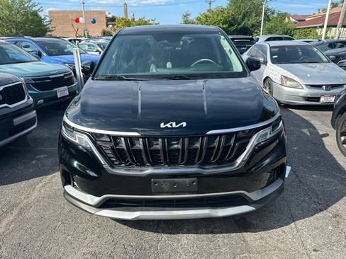 Used 2024 Kia Carnival LX FWD image 2