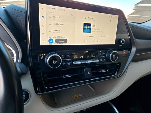 Used 2023 Toyota Highlander XLE image 17