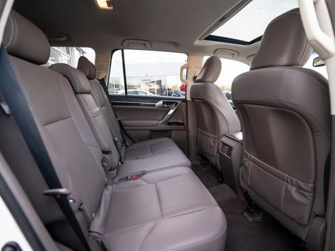 Used 2018 Lexus GX 460 image 33